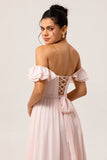 Off The Shoulder Ruffled Blush A Line Brudtärna Klänning Med Slits