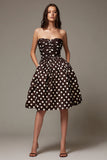 Mörkbrun Axelbandslös Satin A-linje Midi Polka Dots Klänning