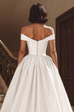 Vit Off The Shoulder Satin Sweep Train Bröllopsklänning med slits