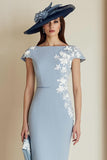 Dammigt Blå Appliqued Sheath Midi Klänning För Brudens Mor Med Cap Ärmar