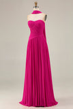 Fuchsia Sweetheart En linjeplisserad lång balklänning med skärp