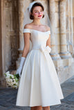 Off-the-shoulder vit korsett A Line Midi brudklänning med rosetter