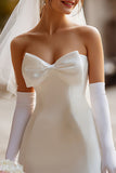 Vit Sweetheart Bodycon satin kort brudklänning med rosett (utan handskar)