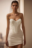 Elfenbenssatin Sweetheart Bodycon kort brudklänning med fransar