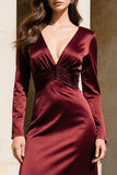 Burgundy satin V-ringad långärmad klänning