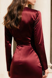 Burgundy satin V-ringad långärmad klänning