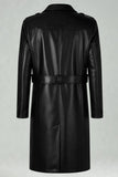 Svart dubbelknäppt herrrock med rep och lång trenchcoat