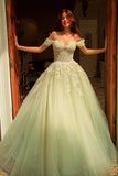Grön off-the-shoulder balklänning med applikation i quinceañera-klänning