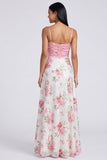 En ljusrosa spaghettibandsklänning med maxi blommig klänning