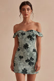 Grön tight kort blommig off-shoulder examensklänning