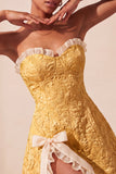 Sweetheart Yellow Jacquard A-Line Volangspets-klänning med hemkomstklänning med slits