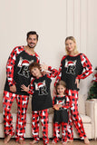 Svart och rött träd och rådjur tryckt familj julpyjamas