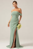 Off the Shoulder Sheath Chiffong Plisserad Dusty Sage Bridesmaid Klänning